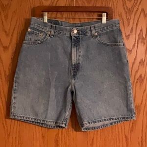 Levi’s 550 Relaxed Fit Medium Wash Denim Jean Shorts
